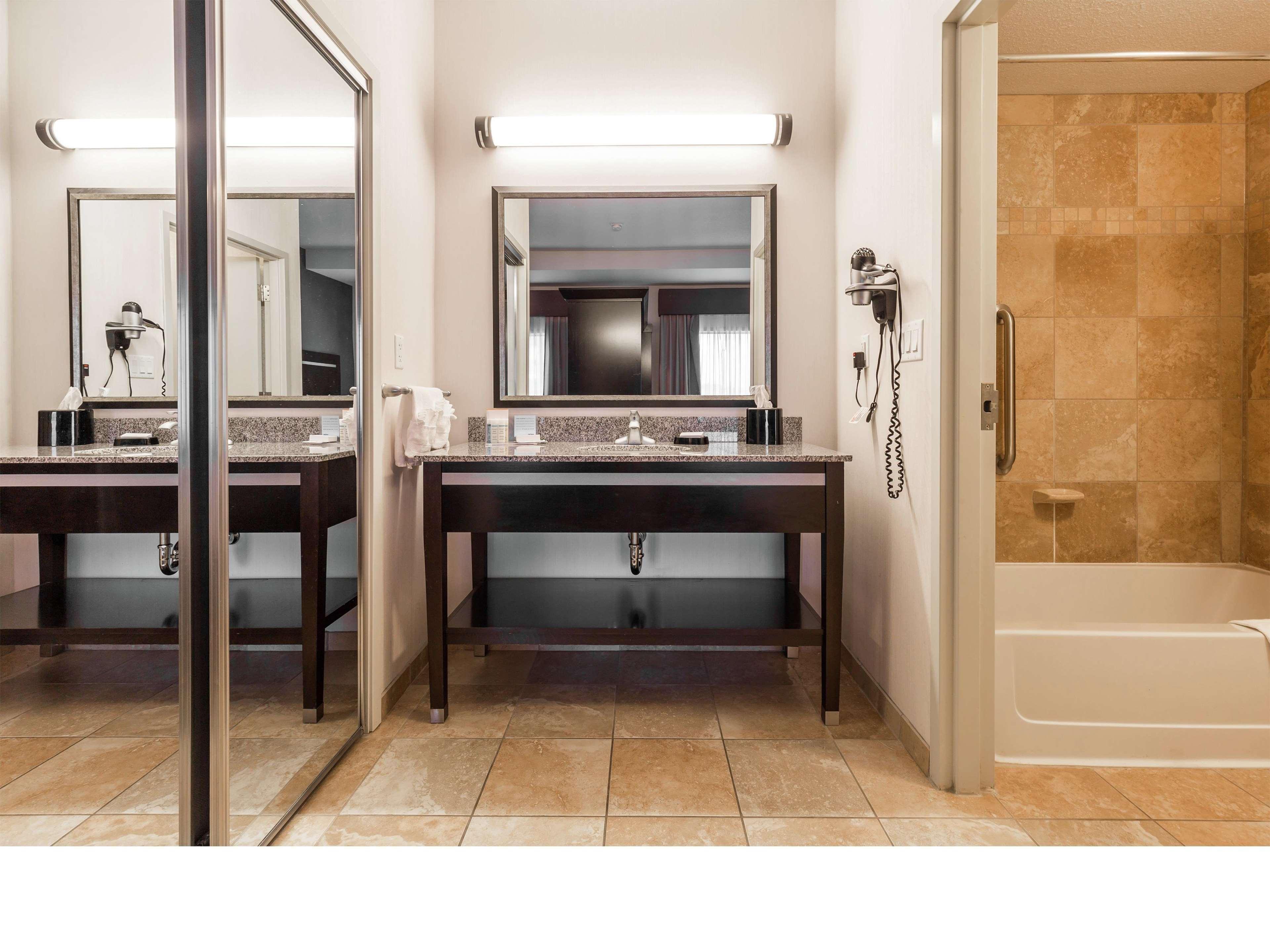 Hampton Inn & Suites By Hilton Lethbridge Extérieur photo